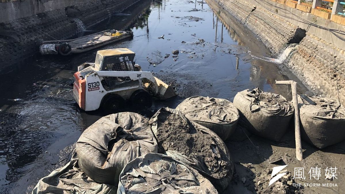 為改善茄萣大排水質不良及臭味問題,市府啟動第二預備金1150萬元,由水利局執行茄萣大排水質改善功能提昇及底泥清淤,圖為「山貓」在大排內淤積最嚴重河段清淤工作。(圖/徐炳文攝) 為改善茄萣大排水質不良及臭味問題,市府啟動第二預備金1150萬元,由水利局執行茄萣大排水質改善功能提昇及底泥清淤,圖為「山貓」在大排內淤積最嚴重河段清淤工作。(圖/徐炳文攝)