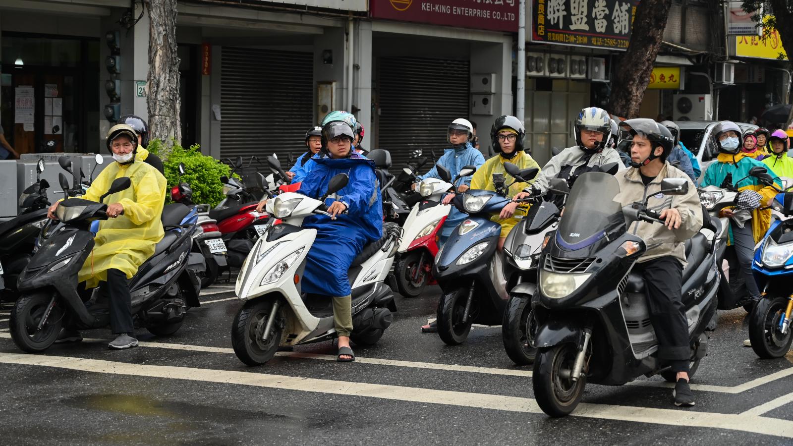 雨衣不穿天龍達新牌!內行人改買一品牌「防風防水又快乾、穿6年沒壞」:颱風暴雨依舊乾爽