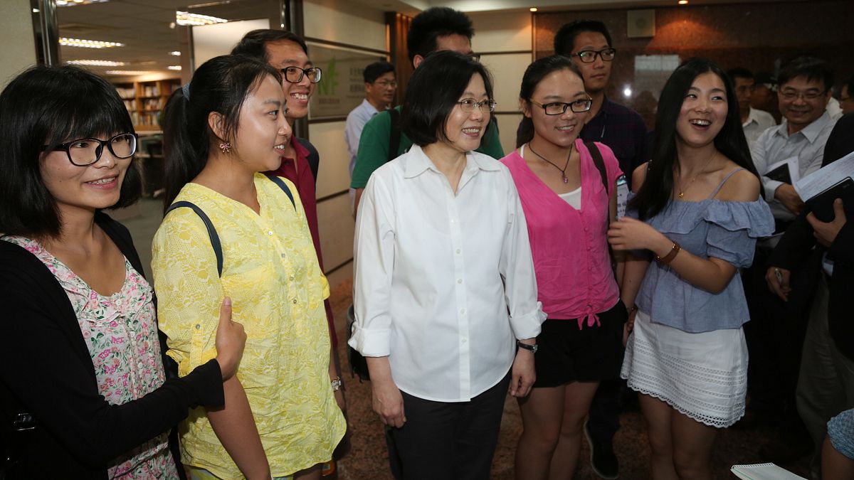 前年,反黑箱服貿民主陣線拜會民進黨主席蔡英文,陸生巧遇蔡英文開心合照。(資料照/余志偉攝) 前年,反黑箱服貿民主陣線拜會民進黨主席蔡英文,陸生巧遇蔡英文開心合照。(資料照/余志偉攝)