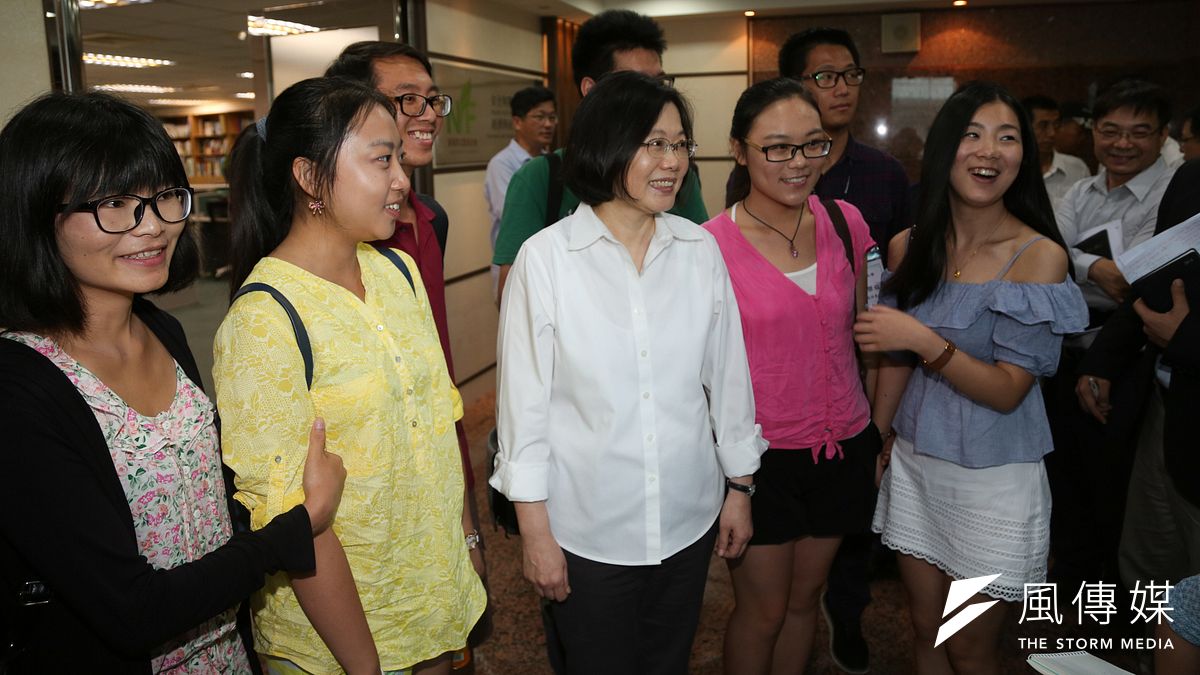 前年,反黑箱服貿民主陣線拜會民進黨主席蔡英文,陸生巧遇蔡英文開心合照。(資料照/余志偉攝) 前年,反黑箱服貿民主陣線拜會民進黨主席蔡英文,陸生巧遇蔡英文開心合照。(資料照/余志偉攝)