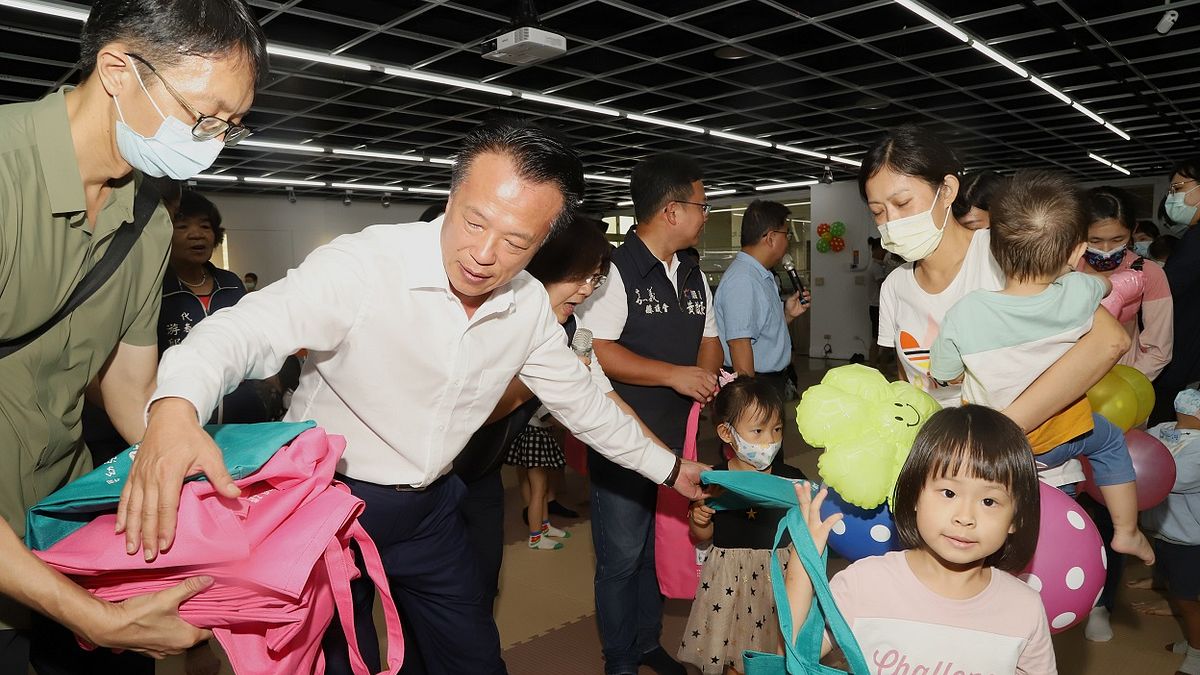 嘉義縣長翁章梁發送閱讀禮袋,引導幼童踏入閱讀、開啟探索世界之門。(圖/嘉義縣政府教育處局提供) 嘉義縣長翁章梁發送閱讀禮袋,引導幼童踏入閱讀、開啟探索世界之門。(圖/嘉義縣政府教育處局提供)
