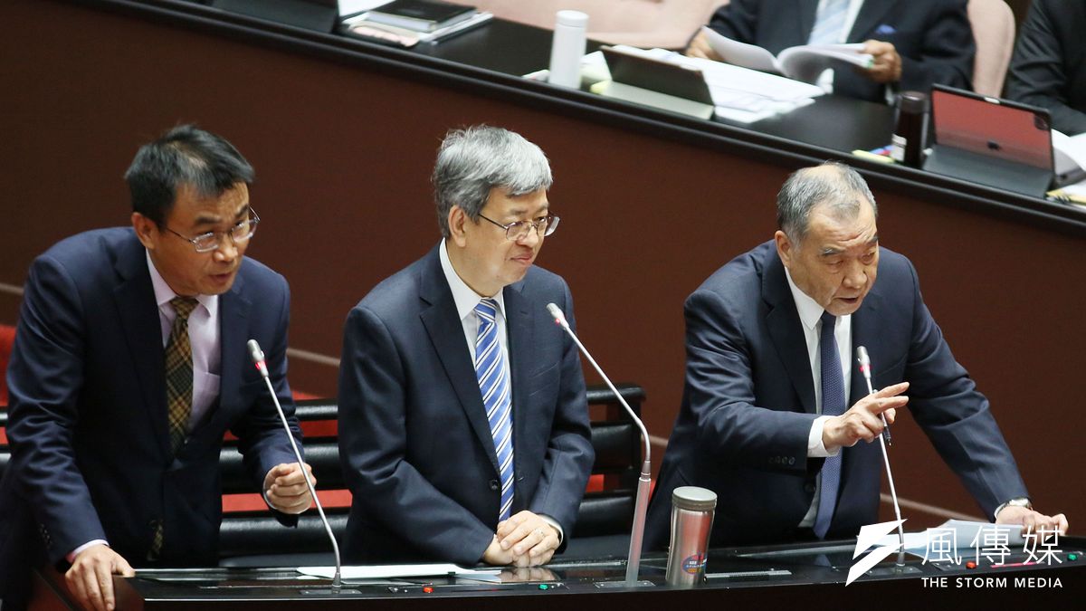 行政院長陳建仁(中)、國防部長邱國正(右)、 農委會主委陳吉仲(左)14日至立法院備詢。(資料照,柯承惠攝) 行政院長陳建仁(中)、國防部長邱國正(右)、 農委會主委陳吉仲(左)14日至立法院備詢。(資料照,柯承惠攝)