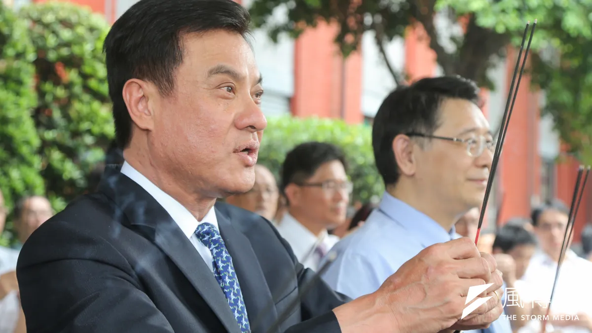 蘇嘉全院長偕同副院長蔡其昌和秘書長林志嘉,在立法院正門和議場主持中元普度祭拜儀式。(陳明仁攝)