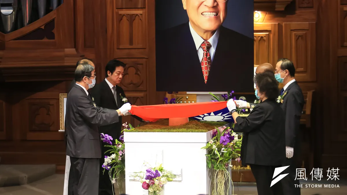 19日副總統賴清德率五院院長,為李前總統登輝先生舉行慰靈及覆蓋國旗儀式,卻遭網民評「世上最諷刺的『中華民國』」。(台北市攝影記者聯誼會提供)
