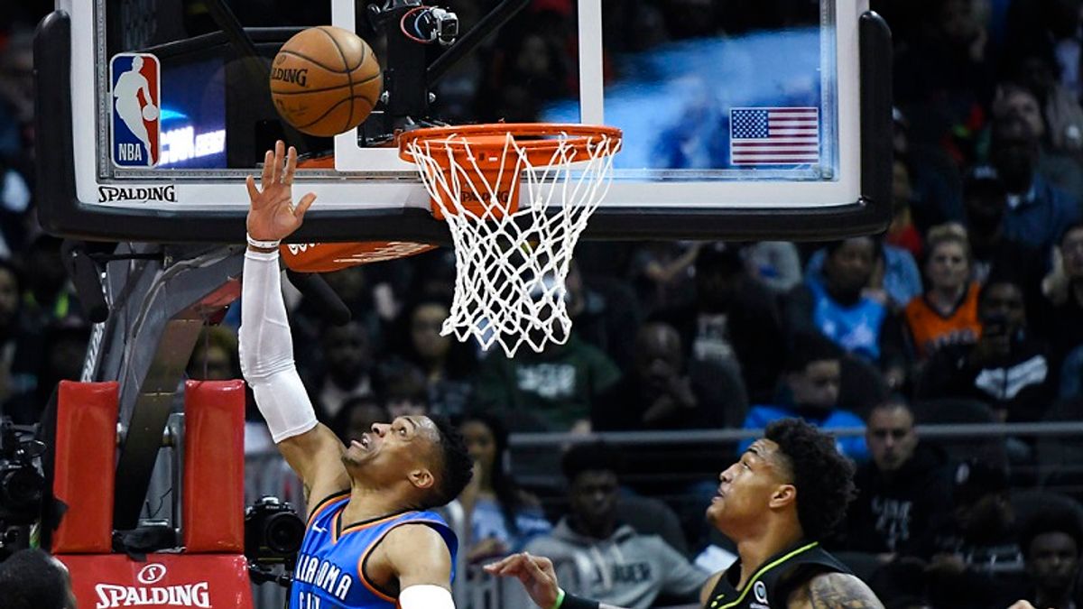 雷霆衛斯布魯克(左)反手上籃。 (美聯社) 雷霆衛斯布魯克(左)反手上籃。 (美聯社)