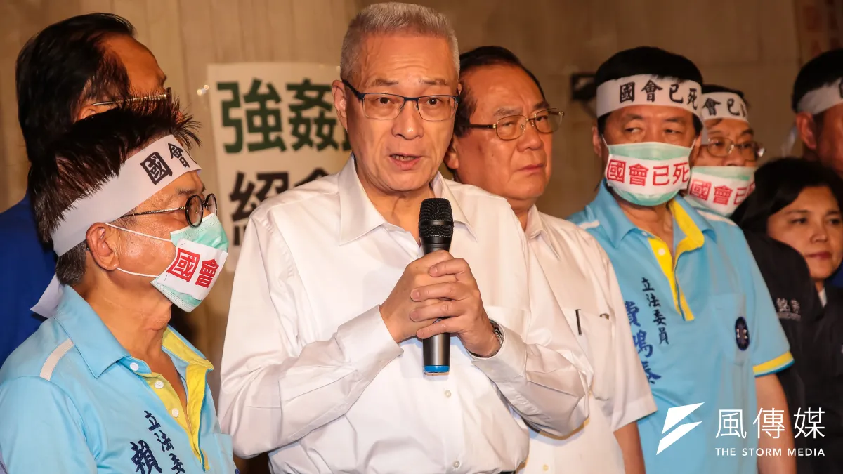 國民黨主席吳敦義29日晚間至立院群賢樓外探視禁食藍委曾銘宗、賴士葆及費鴻泰。(顏麟宇攝)