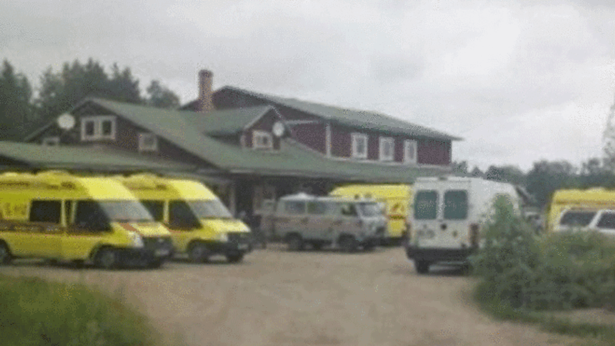 多名俄羅斯少年在無視暴風雨警告,駕船進湖聚會後遇難。(BBC中文網) 多名俄羅斯少年在無視暴風雨警告,駕船進湖聚會後遇難。(BBC中文網)