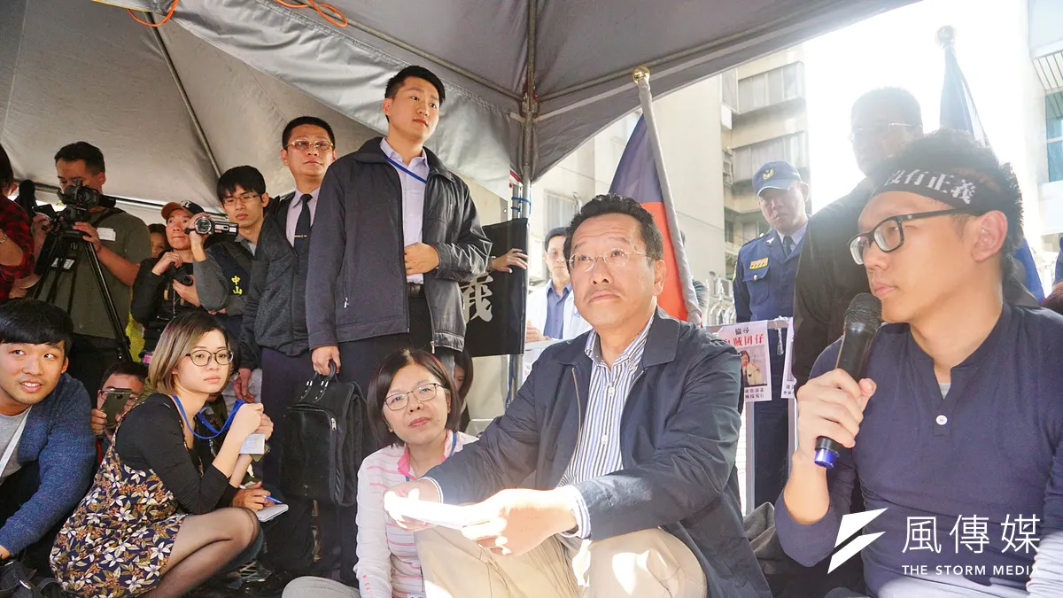 黨產會授權主委顧立雄,未來只要員工薪資清冊資料補齊,即允許國民黨動用永豐金帳戶支付黨工薪水。圖為顧立雄與國民黨黨工對談。(資料照,盧逸峰攝)