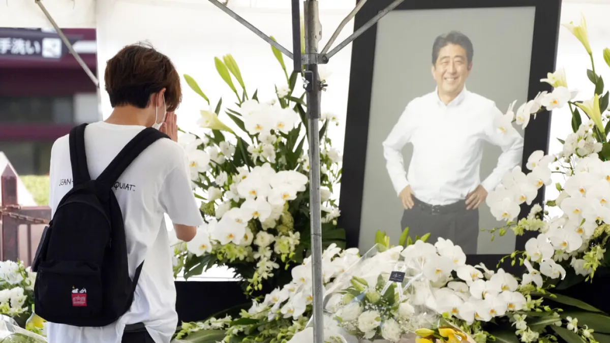2022年7月11日,安倍晉三的遺體暫時停靈於東京增上寺,民眾紛紛前往獻花致哀。(美聯社)