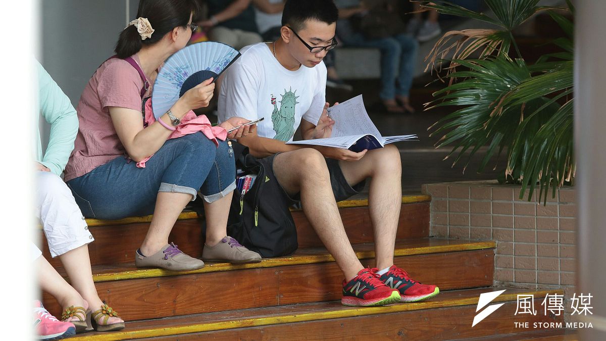 1日是指考首日,中央氣象局預報員陳伊秀表示,今天各地仍是多雲到晴的天氣,大台北有機會出現攝氏36度高溫,達高溫資訊黃色燈號等級。圖為考生在教室外溫書。(資料照,顏麟宇攝) 1日是指考首日,中央氣象局預報員陳伊秀表示,今天各地仍是多雲到晴的天氣,大台北有機會出現攝氏36度高溫,達高溫資訊黃色燈號等級。圖為考生在教室外溫書。(資料照,顏麟宇攝)