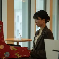 ADKグループが2026年度入社式で、生成AIを用いて個性をトレーディングカード化する体験型筐体を提供し、新入社員に最新技術を通じた「変革者」としての視点を促した。(写真/株式会社ADKホールディングス提供) ADKグループが2026年度入社式で、生成AIを用いて個性をトレーディングカード化する体験型筐体を提供し、新入社員に最新技術を通じた「変革者」としての視点を促した。(写真/株式会社ADKホールディングス提供)