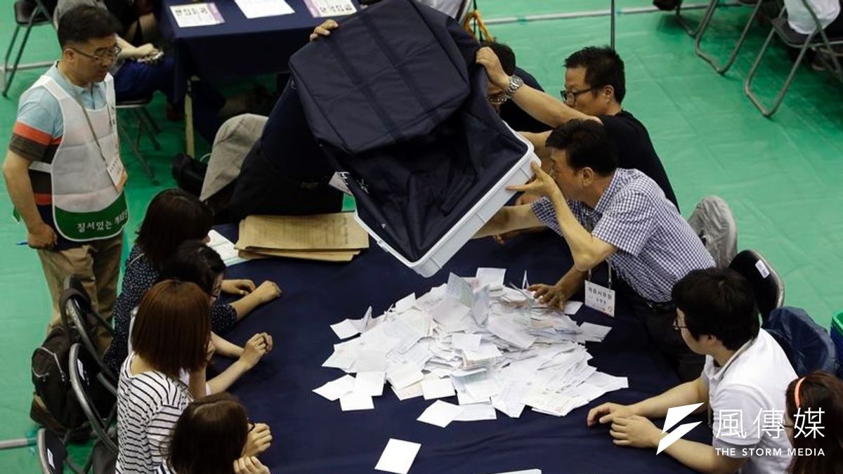 南韓地方選舉4日登場,投票率創下歷年第二高,選務人員忙於計票。(美聯社) 南韓地方選舉4日登場,投票率創下歷年第二高,選務人員忙於計票。(美聯社)