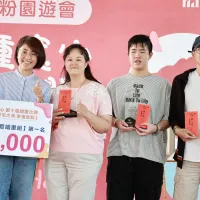 南投在地寬心營建機構辦「母親節園遊會暨繪畫比賽頒獎典禮」,縣長許淑華親自出席並頒獎表揚繪畫比賽前3名及人氣獎得主。(圖/南投縣政府) 南投在地寬心營建機構辦「母親節園遊會暨繪畫比賽頒獎典禮」,縣長許淑華親自出席並頒獎表揚繪畫比賽前3名及人氣獎得主。(圖/南投縣政府)