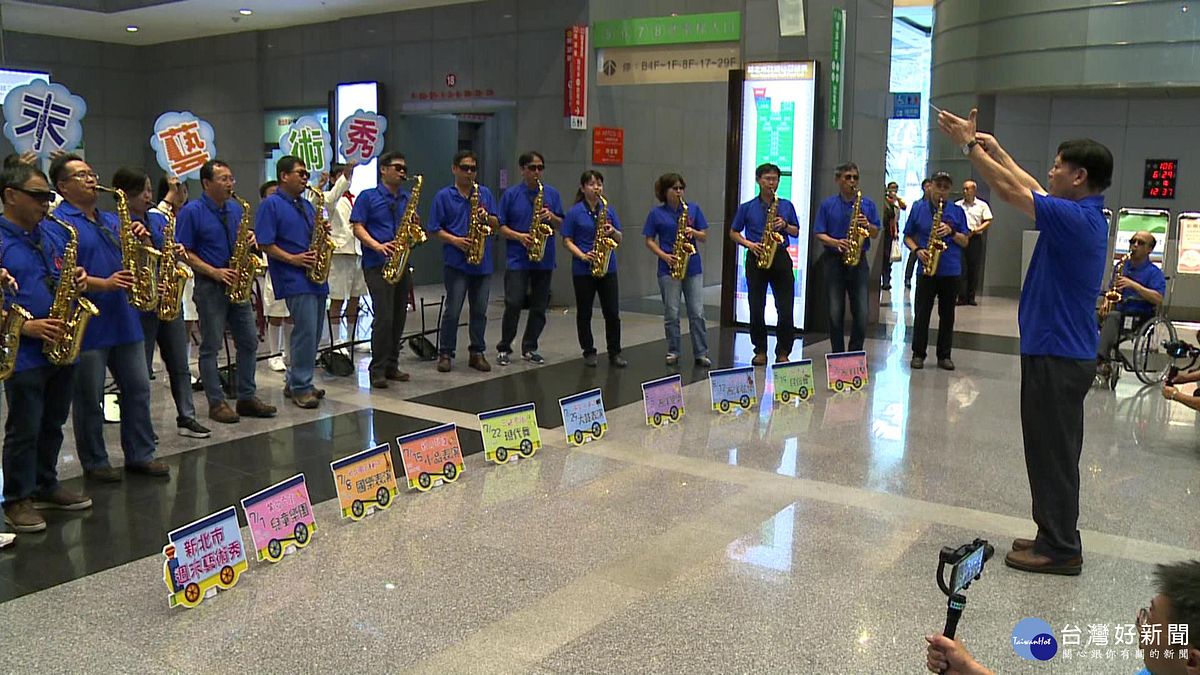 校長自組薩克斯風快閃團 為週末藝術秀暖身 校長自組薩克斯風快閃團 為週末藝術秀暖身