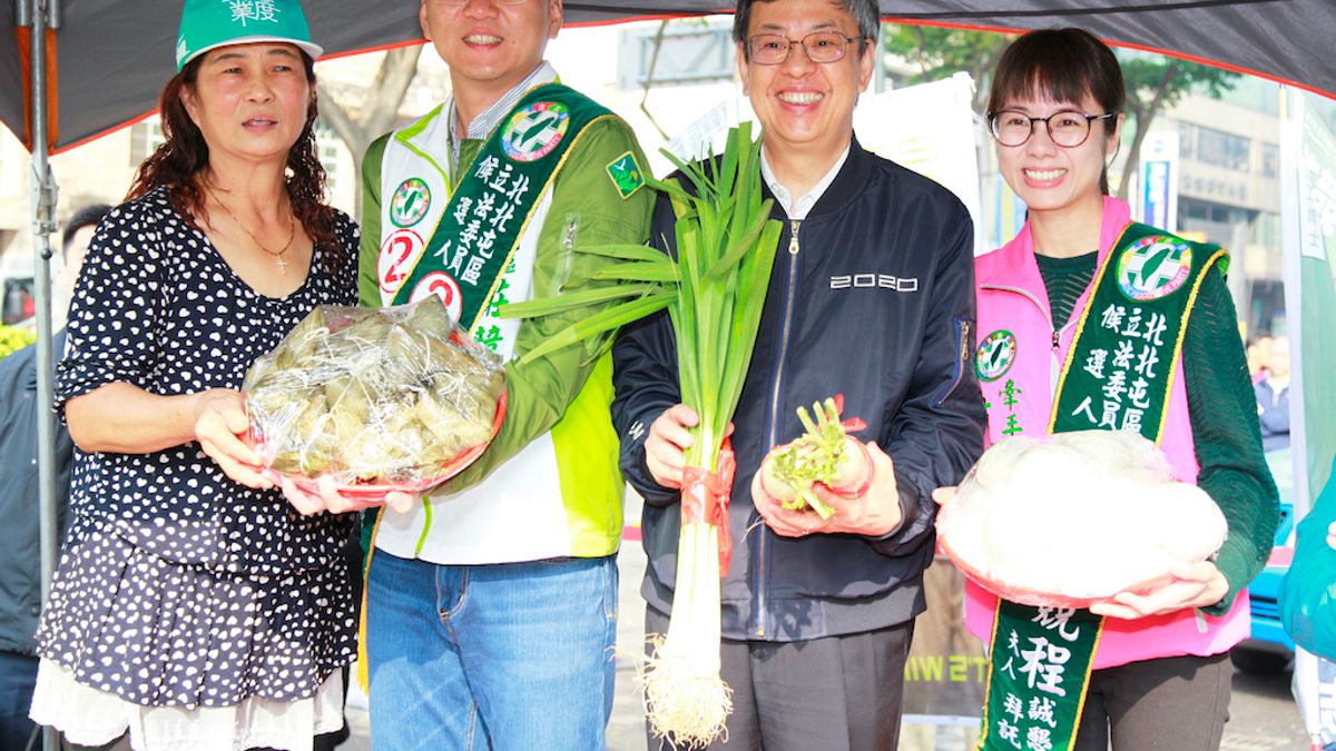 副總統陳建仁5日到台中市,陪立委候選人莊競程,在東興市場一起發送紅包袋。民進黨主席卓榮泰五次到台中為莊競程掃街助選。(圖/莊競程立委競選總部提供) 副總統陳建仁5日到台中市,陪立委候選人莊競程,在東興市場一起發送紅包袋。民進黨主席卓榮泰五次到台中為莊競程掃街助選。(圖/莊競程立委競選總部提供)