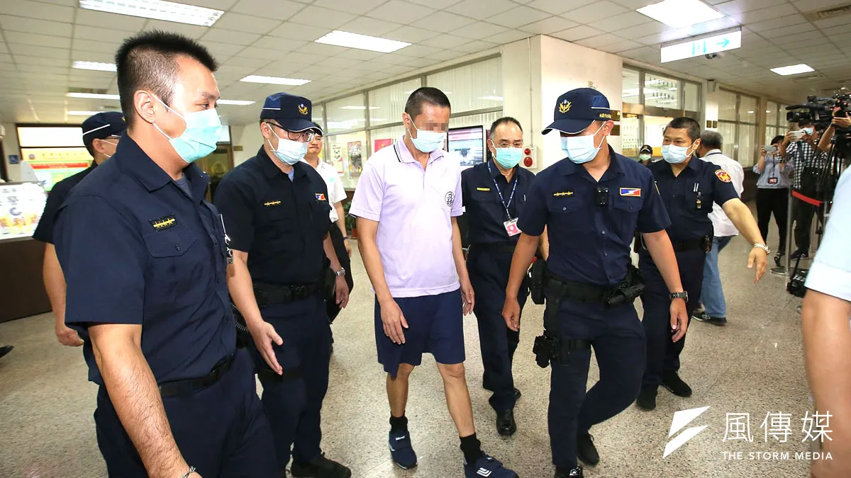 高院判弒母梁男(中)無罪,梁雖當庭獲釋,但旋即遭衛生局派專人戒護治療。(資料照,柯承惠攝)
