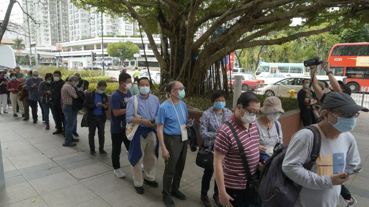 香港民眾排隊接種中國科興疫苗。(AP)