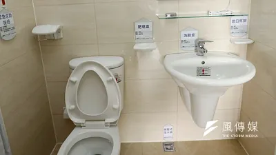 台灣即使沒有遍地公廁,但公共場所從便利商店到加油站,都有廁所可提供方便。(新新聞資料照)