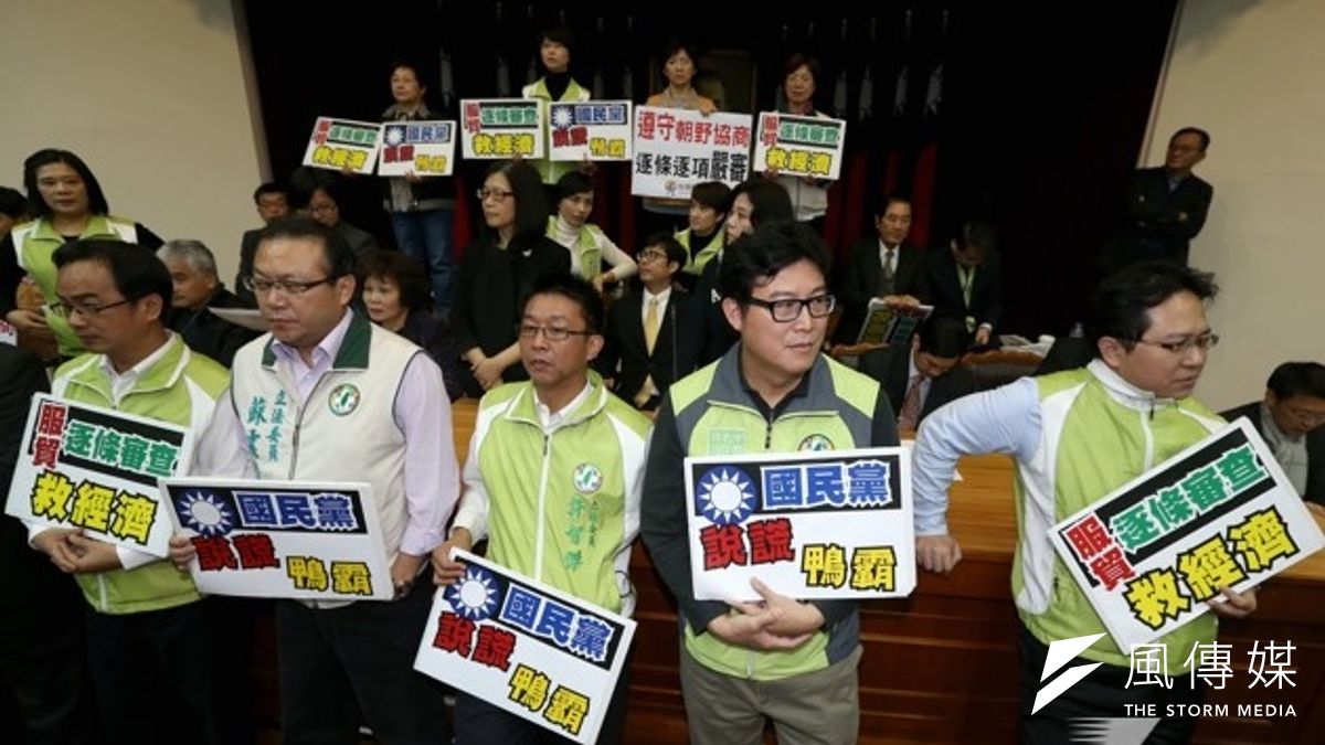 立法院聯席會13 日上午在吵鬧聲中結束,民進黨擬定戰略,僅利用130秒結束戰局,隨即快閃退席離去。(吳逸驊攝) 立法院聯席會13 日上午在吵鬧聲中結束,民進黨擬定戰略,僅利用130秒結束戰局,隨即快閃退席離去。(吳逸驊攝)