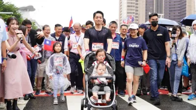 台北市長蔣萬安帶三寶一同出席國慶。(取自蔣萬安臉書)