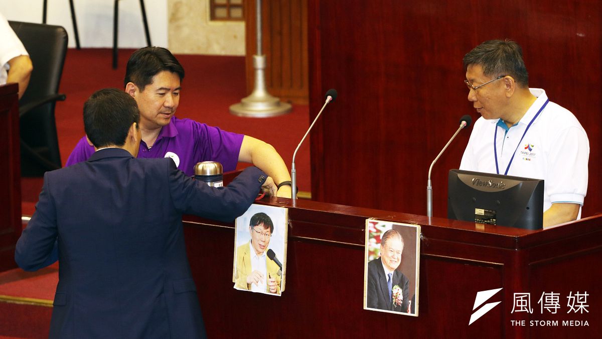 台北市長柯文哲未直接表態是否支持「特赦前總統陳水扁」,讓國民黨市議員鍾小平非常不滿。圖為台北市議會舉行市政總質詢,鍾小平拿出桃木劍放在備詢的柯文哲桌上。(蘇仲泓攝) 台北市長柯文哲未直接表態是否支持「特赦前總統陳水扁」,讓國民黨市議員鍾小平非常不滿。圖為台北市議會舉行市政總質詢,鍾小平拿出桃木劍放在備詢的柯文哲桌上。(蘇仲泓攝)