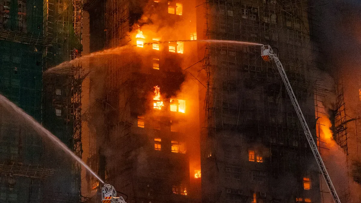 香港大埔宏福苑で2025年11月26日(水)午後に発生した深刻な火災。火勢は急速に激化し、最終的に消防署によって五級火災とされた。(写真/AP通信) 香港大埔宏福苑で2025年11月26日(水)午後に発生した深刻な火災。火勢は急速に激化し、最終的に消防署によって五級火災とされた。(写真/AP通信)