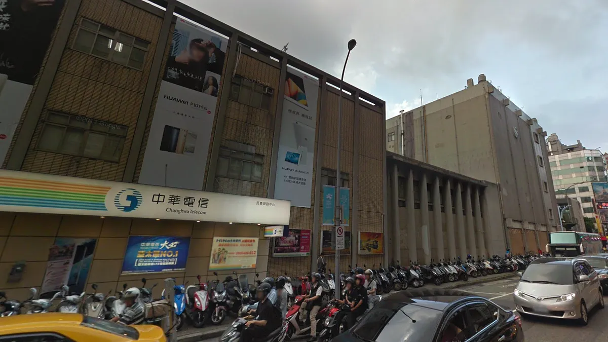 中華電信長春路營業處,未來除了一樓將作為中華電信營業據點外,還將保留3-4個樓層作為新進員工宿舍,其餘部分,則作為社會住宅使用。(翻攝自 Google map 街景) 中華電信長春路營業處,未來除了一樓將作為中華電信營業據點外,還將保留3-4個樓層作為新進員工宿舍,其餘部分,則作為社會住宅使用。(翻攝自 Google map 街景)
