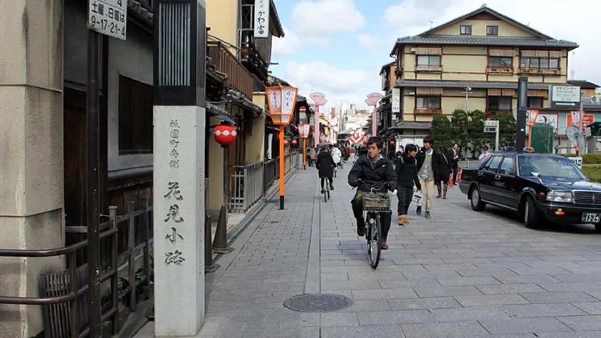 花見小路是京都最有名的花街,以藝妓聞名,有許多茶屋、料亭、酒吧,白天古色古香,到了夜晚就成為有錢人歡聚的場所。(記者楊曉琦攝)