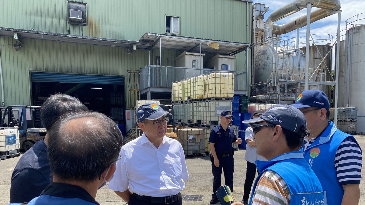 新竹縣長楊文科13日帶隊突擊稽查鳳山溪上游工廠。(圖/新竹縣政府提供) 新竹縣長楊文科13日帶隊突擊稽查鳳山溪上游工廠。(圖/新竹縣政府提供)