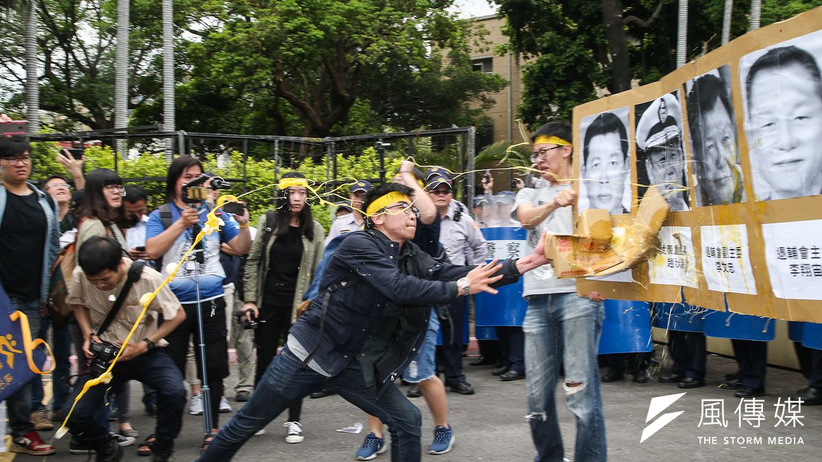 退輔會強拆迫遷大觀社區,大觀社區自救會及學生團體17日到行政院抗議,並向紙人像丟雞蛋。(陳明仁攝) 退輔會強拆迫遷大觀社區,大觀社區自救會及學生團體17日到行政院抗議,並向紙人像丟雞蛋。(陳明仁攝)