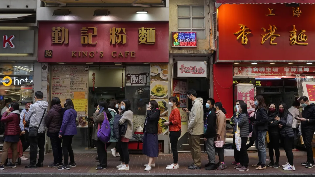 武漢肺炎疫情蔓延,1月30日,香港民眾大排長龍等著買口罩(美聯社)