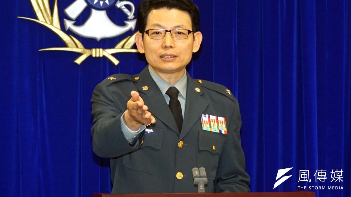 軍方人士指出,馬總統搭乘華航班機起飛後,在台灣防空識別區內,分別由空軍的幻象、IDF以及F16戰機提供空中戒護任務,其中更有E2K空中預警機在高空進行安全監控。(蘇仲泓攝) 軍方人士指出,馬總統搭乘華航班機起飛後,在台灣防空識別區內,分別由空軍的幻象、IDF以及F16戰機提供空中戒護任務,其中更有E2K空中預警機在高空進行安全監控。(蘇仲泓攝)