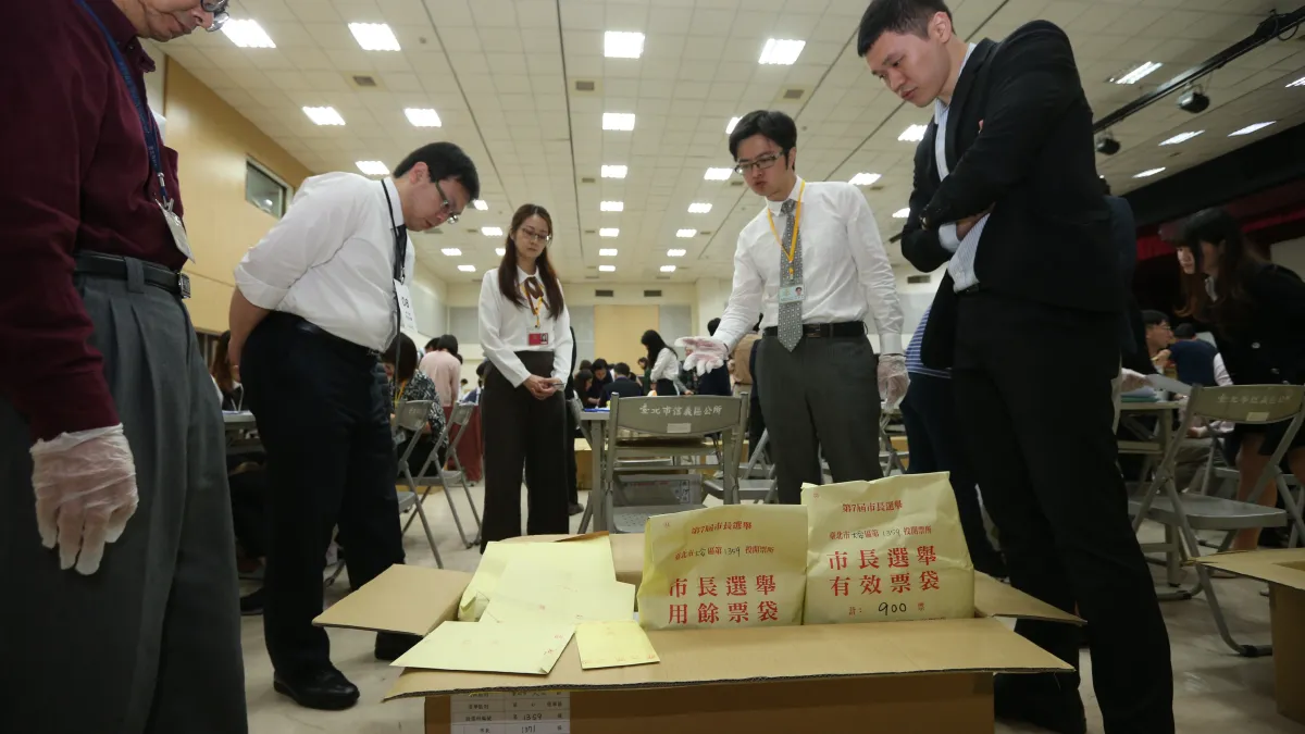 透過換算,重新驗票程序,55名法官單日支出費用為17萬6000元、70名書記官16萬8000元,32名法警與錄事及執達員6萬4000元,45名配合行政工作人員8萬1000元,110名選務人員29萬7000元,伙食費用每日午餐80元,約300個2萬4000元,統計後光一天就要花掉81萬元,而費用將由北市府買單。。(台北市攝影記者聯誼會供稿)