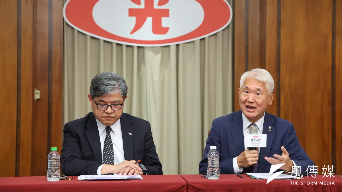 新光人壽今日下午召開臨時董事會,針對北士科T17、T18基地議題進行討論。右為新光人壽董事長魏寶生。(顏麟宇攝)