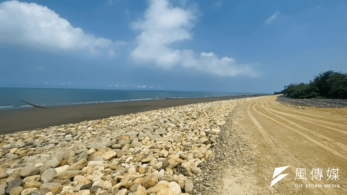 新竹縣新豐海岸重建拋石護岸、木樁突堤等海岸防護工程。(圖/方詠騰) 新竹縣新豐海岸重建拋石護岸、木樁突堤等海岸防護工程。(圖/方詠騰)