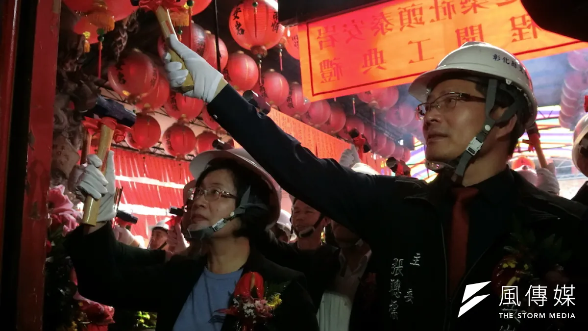 彰化縣歷史建築社頭泰安岩修復工程開工儀式,縣長王惠美及泰安岩主委張聰標等人在廟內敲槌宣示啟動修復工程。(圖/記者王秀禾攝)