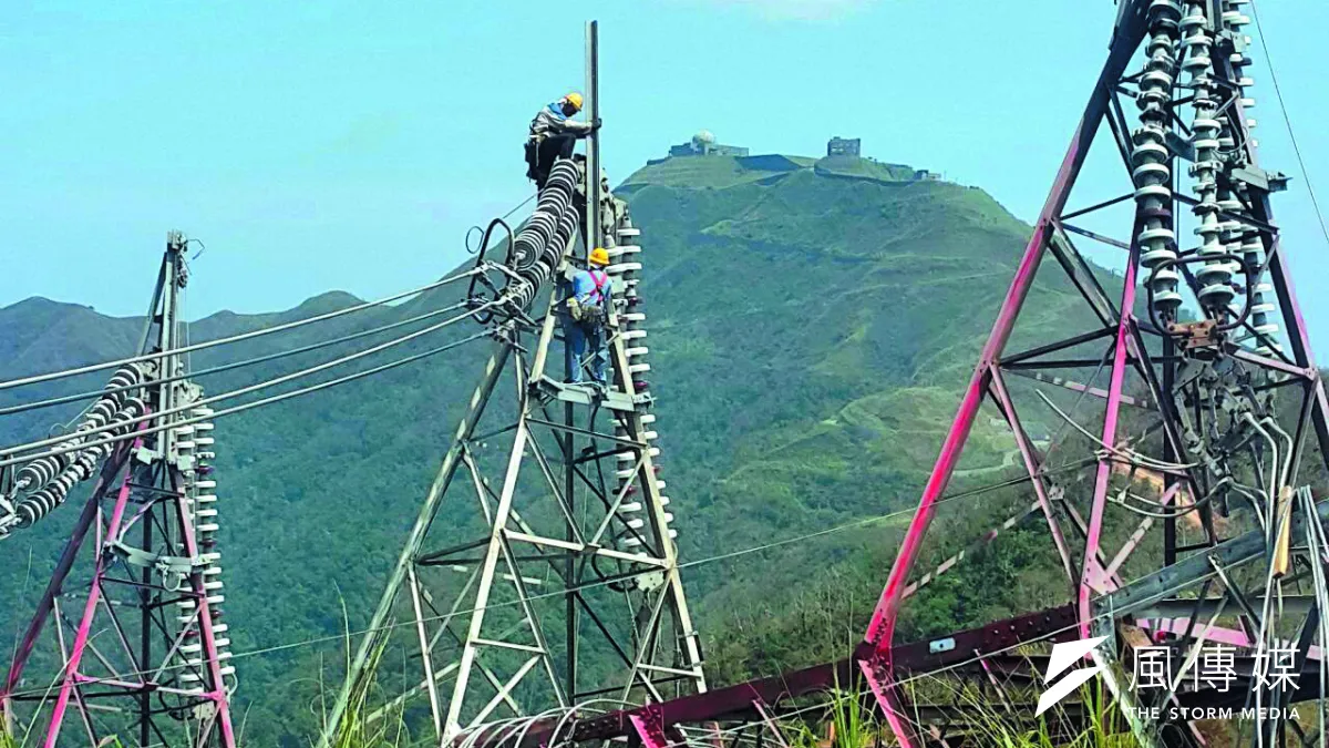 尼莎吹垮花蓮和平電廠輸電鐵塔,讓供電產生大問題。(翻攝自經濟部臉書)