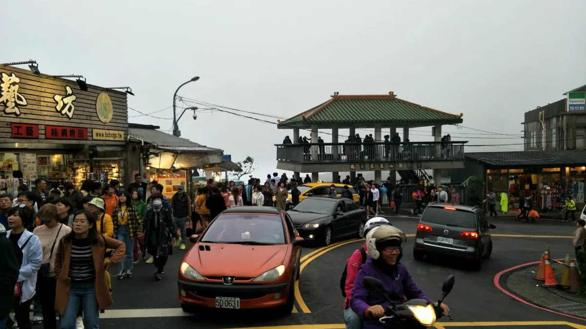 新北市政府交通局針對九份地區將派員針對計程車駕駛人資格、計程車收費方式、乘客搭車管道、租賃車,以及當地停車場業者辦理稽查,確保民眾搭乘與停車權益。(圖/新北市交通局提供)