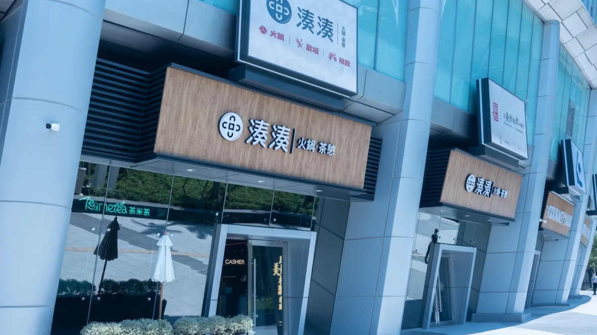 呷哺呷哺集團旗下「湊湊火鍋•茶憩」昨日(6/25)正式進軍台灣,未正式開幕前台北大巨蛋門市訂位已全滿。