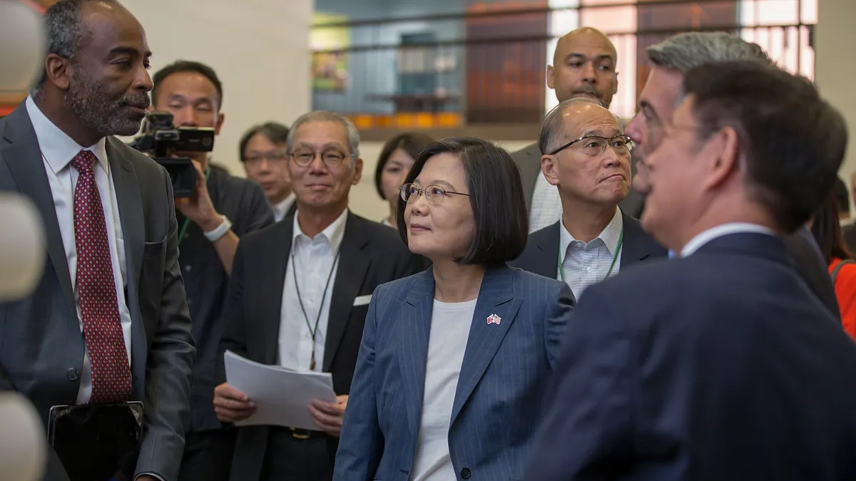 蔡英文總統出訪,國安局卻惹出私菸風暴(總統府)