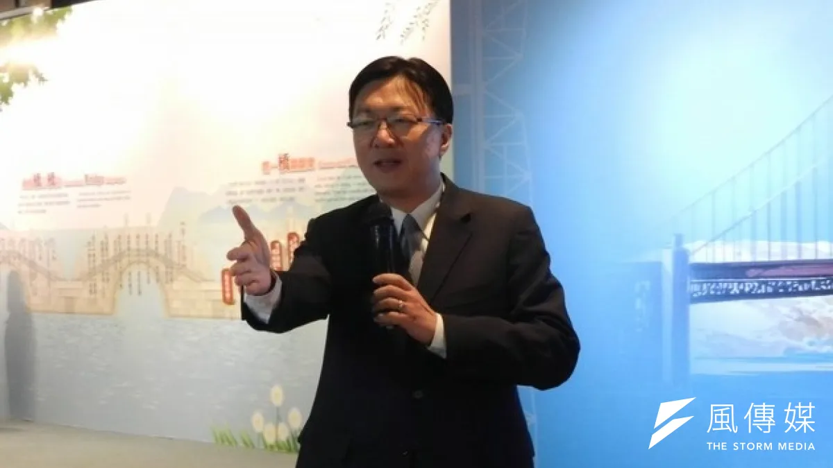 基隆市議長黃景泰弊案,辦案人員在調查中發現基隆市警察局刑警大隊科技隊股長高振楹與黃關係密切,7日上午基隆地檢帶隊前往高振楹辦公室、住家搜索,扣押相關證物。(取自黃景泰臉書)