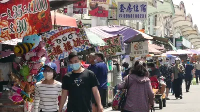 旗津劵成功吸引遊客並帶動在地商家與攤商業績成長約五成,業者與遊客多肯定市長陳其邁推出旗津券振興方案。(圖/新聞局提供)