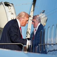 2025年7月13日。アメリカ大統領ドナルド・トランプ氏がエアフォースワンに搭乗し、ワシントンへ向かう準備をしている。(写真/AP提供) 2025年7月13日。アメリカ大統領ドナルド・トランプ氏がエアフォースワンに搭乗し、ワシントンへ向かう準備をしている。(写真/AP提供)