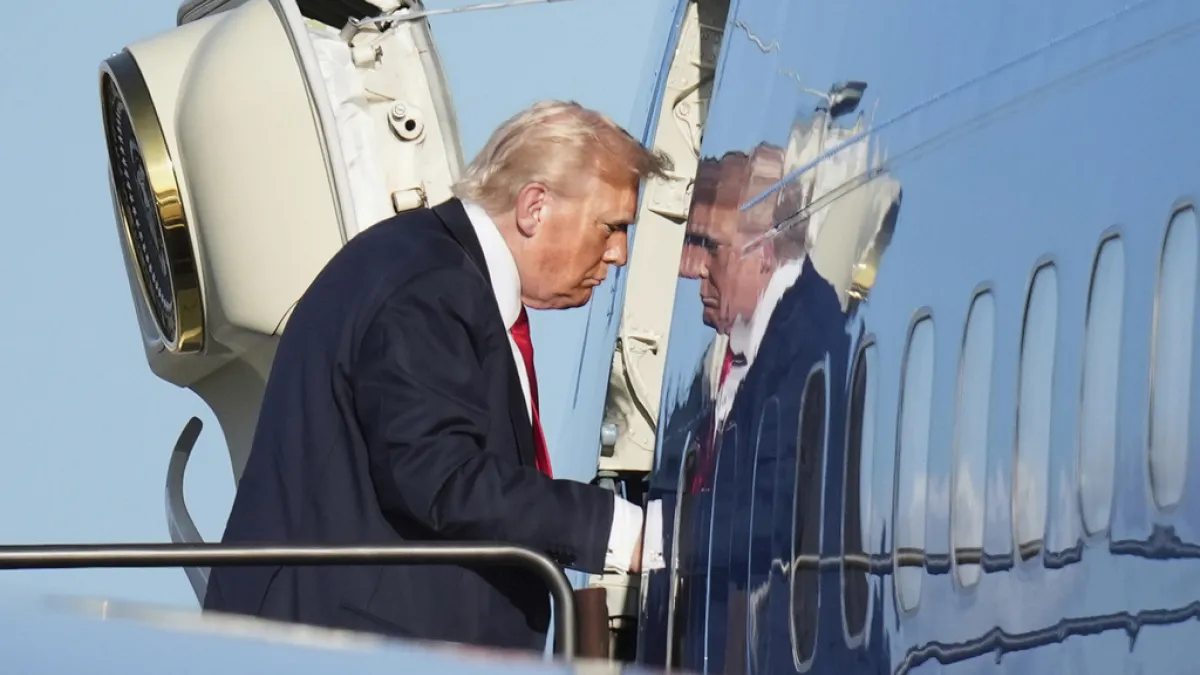 2025年7月13日。美國總統川普(Donald Trump)正登上空軍一號,準備前往華盛頓。(AP)