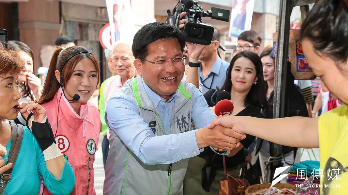 台中市長林佳龍8日北上陪同台北市議員候選人掃街,並表示相信台北市長候選人姚文智的表現,最後會再把選票衝高。(顏麟宇攝) 台中市長林佳龍8日北上陪同台北市議員候選人掃街,並表示相信台北市長候選人姚文智的表現,最後會再把選票衝高。(顏麟宇攝)