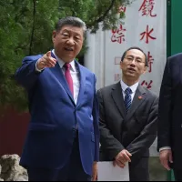 2026年5月15日,中國北京,美國總統川普與中國國家主席習近平在中南海花園參訪期間合影。(美聯社) 2026年5月15日,中國北京,美國總統川普與中國國家主席習近平在中南海花園參訪期間合影。(美聯社)