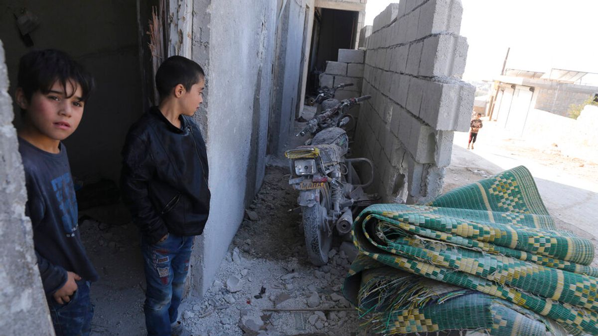 巴里沙的孩童與遭到美軍轟炸的廢墟。(美聯社) 巴里沙的孩童與遭到美軍轟炸的廢墟。(美聯社)