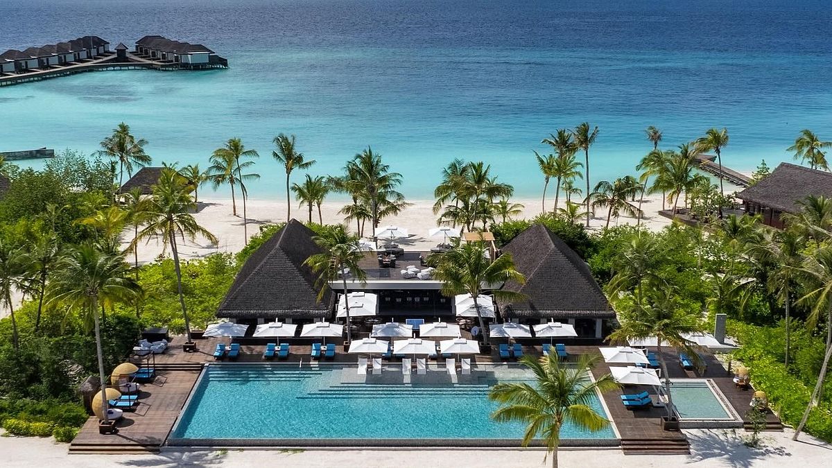 島上有多樣設施與活動,水療、桑拿、健身房、網球場等,大泳池與無敵海景絕對是拍照與放鬆的好去處。(圖/業者提供) 島上有多樣設施與活動,水療、桑拿、健身房、網球場等,大泳池與無敵海景絕對是拍照與放鬆的好去處。(圖/業者提供)