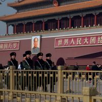 巡回任務を強化する北京天安門の解放軍兵士。(AP通信) 巡回任務を強化する北京天安門の解放軍兵士。(AP通信)