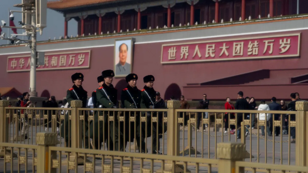 加強巡邏任務的北京天安門解放軍官兵。(美聯社)